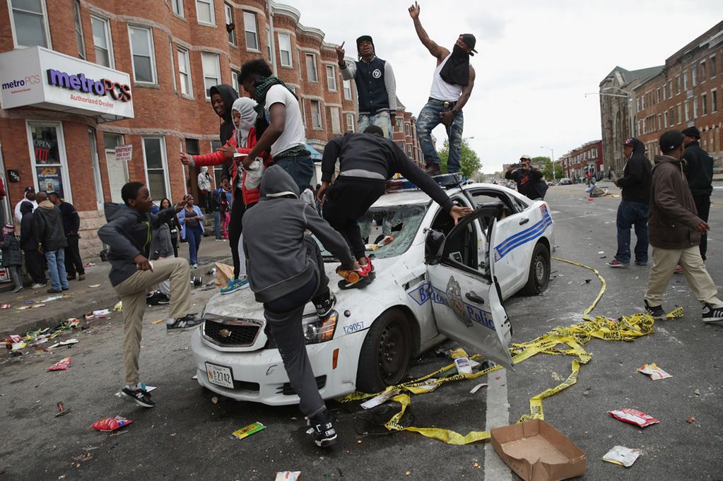 Baltimore riots: City on fire as violent protests continue after black man died in police custody - Mirror